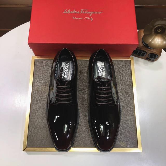 工厂价： 品牌：Ferragamo 菲拉格慕 描述：最新款男士务商休闲男鞋皮鞋，奢华尊贵那是须必的，全部采进用口原版牛皮，只为打造更为舒的适穿着体验，牛皮鞋面进